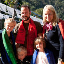 Ultimo November - : The Crown Prince and Crown Princess travel abroad with their children. Send home Christmas greetings from Sikkim,  India  (Foto: NRK)